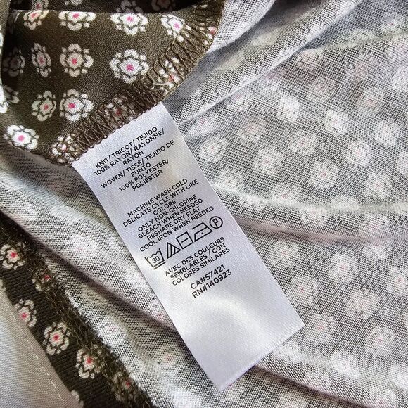 EUC LIKE NEW LOFT GREEN SPLIT V TINY FLORAL PRINT FLUTTER SLEEVES TOP SZ LARGE - Picture 11 of 13